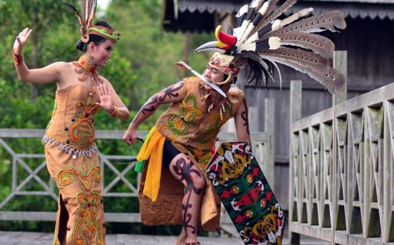 Detail Gambar Pakaian Suku Dayak Nomer 17