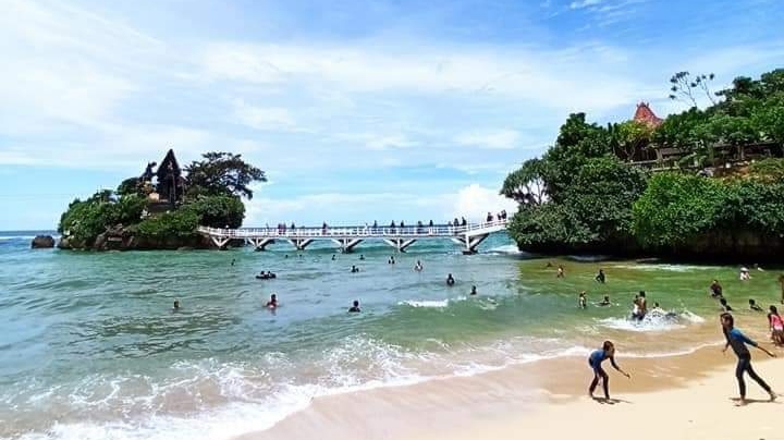 Detail Gambar Pantai Balekambang Nomer 26