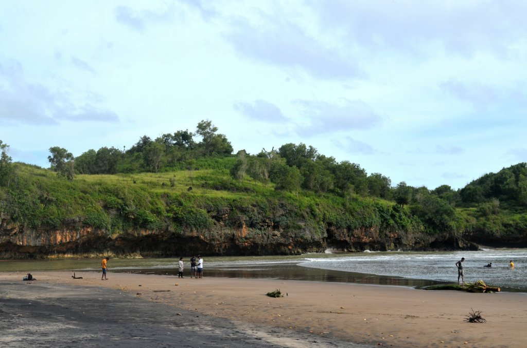 Detail Gambar Pantai Ngariboyo Nomer 31