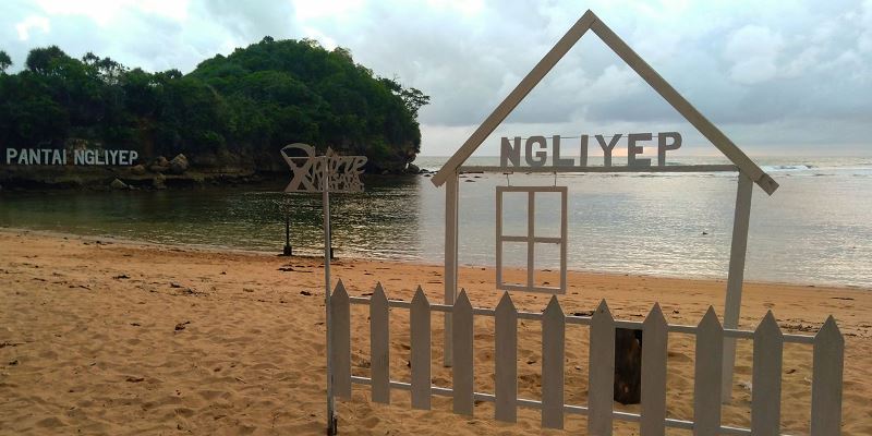 Detail Gambar Pantai Ngliyep Nomer 58