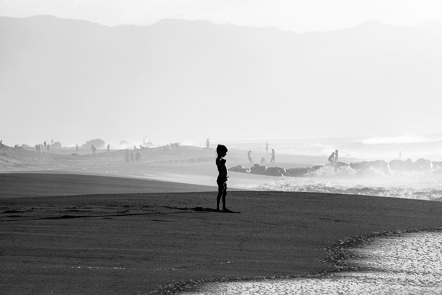 Detail Gambar Pantai Pakai Orang Hitam Putih Nomer 12