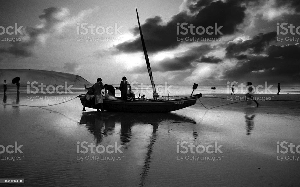 Detail Gambar Pantai Pakai Orang Hitam Putih Nomer 20