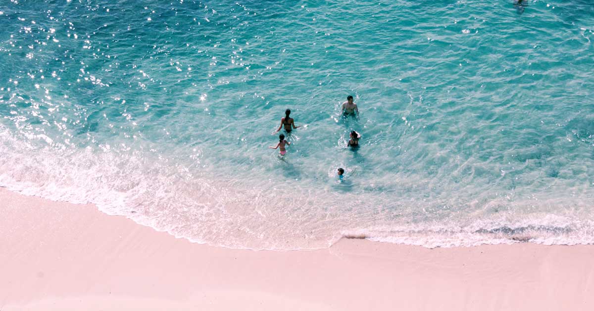 Detail Gambar Pantai Pakai Orang Hitam Putih Nomer 27