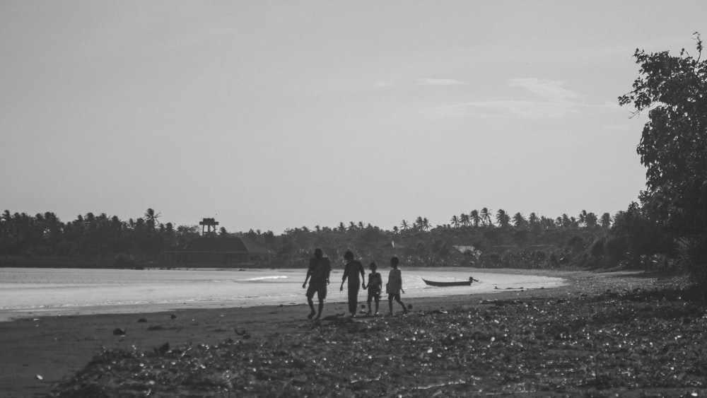 Detail Gambar Pantai Pakai Orang Hitam Putih Nomer 28