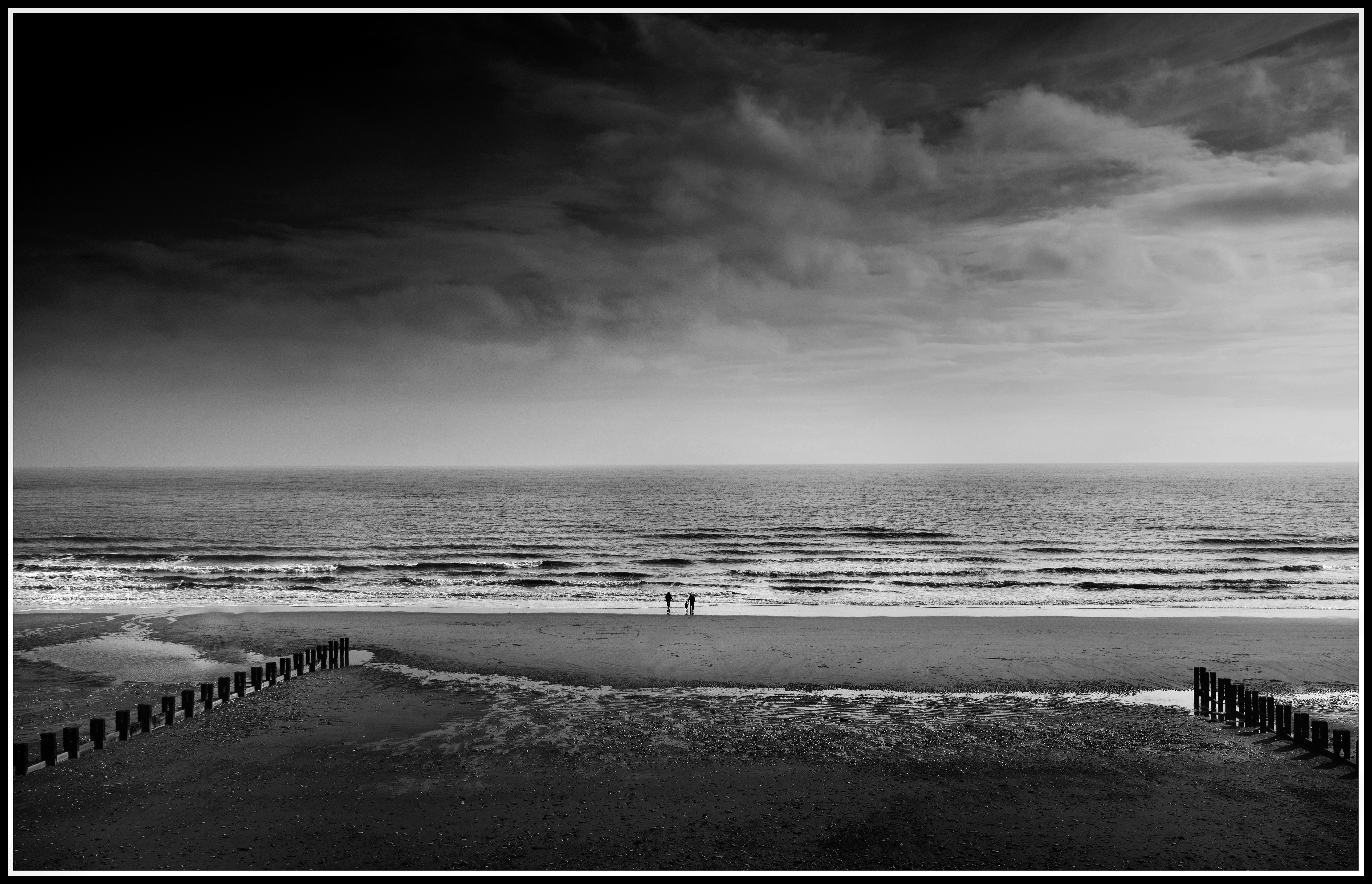 Detail Gambar Pantai Pakai Orang Hitam Putih Nomer 45