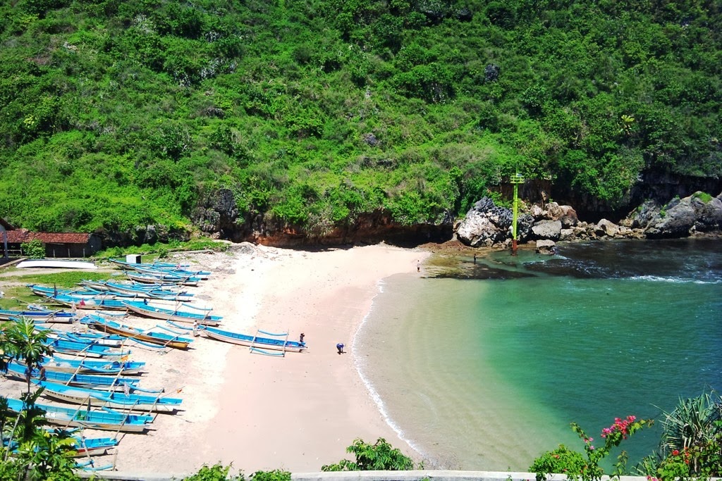 Detail Gambar Pantai Pasir Putih Nomer 41