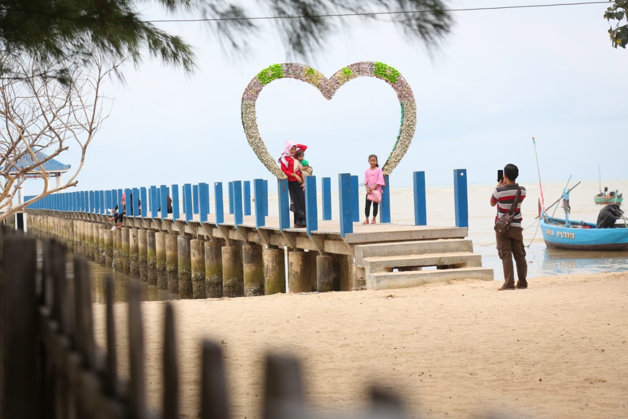 Detail Gambar Pantai Pasir Putih Nomer 7