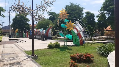Detail Gambar Patung Asem Di Taman Kota Asembagus Nomer 13