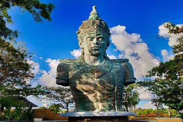 Detail Gambar Patung Orang Naik Burung Nomer 44