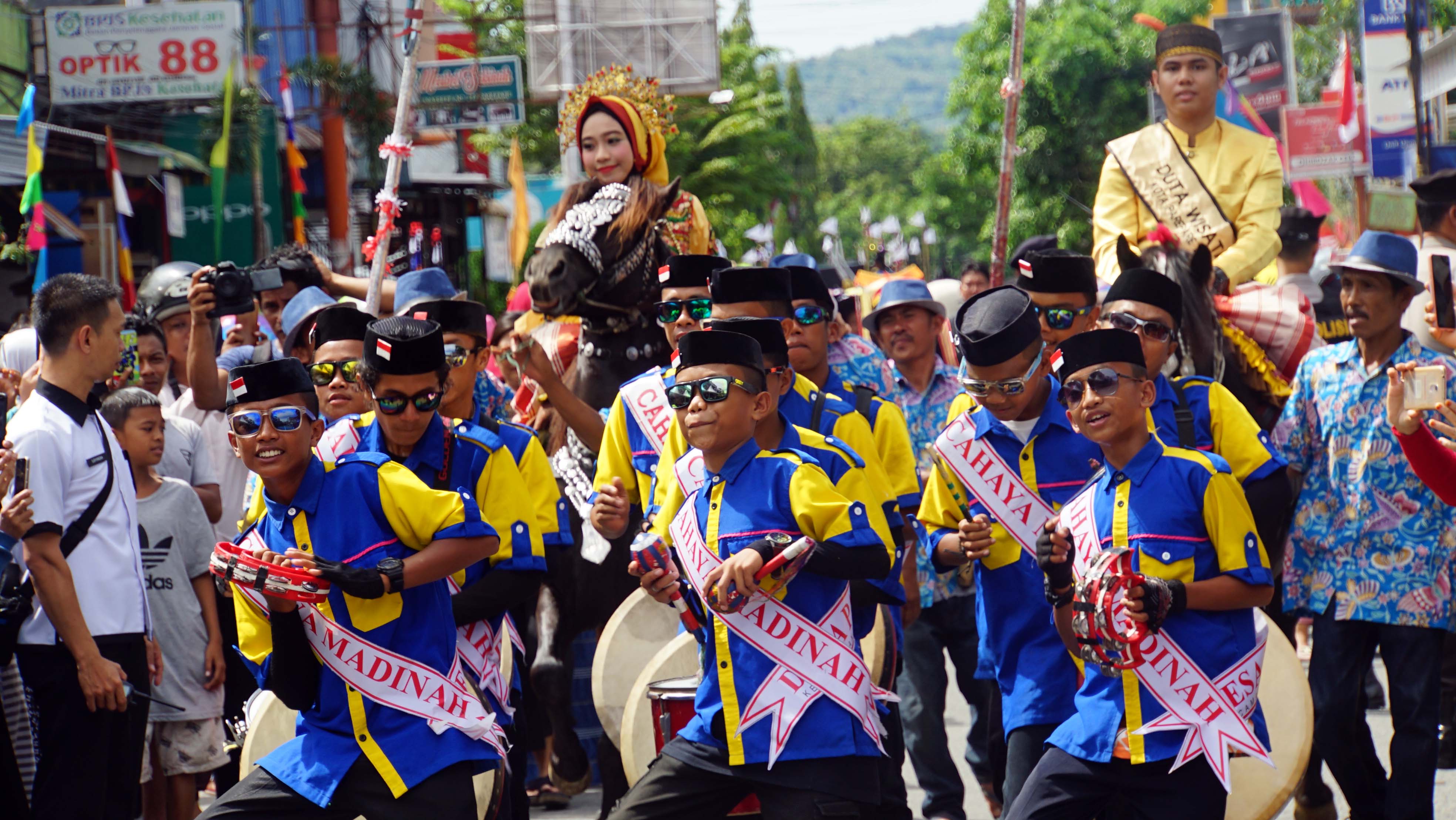 Detail Gambar Pawai Budaya Nomer 37