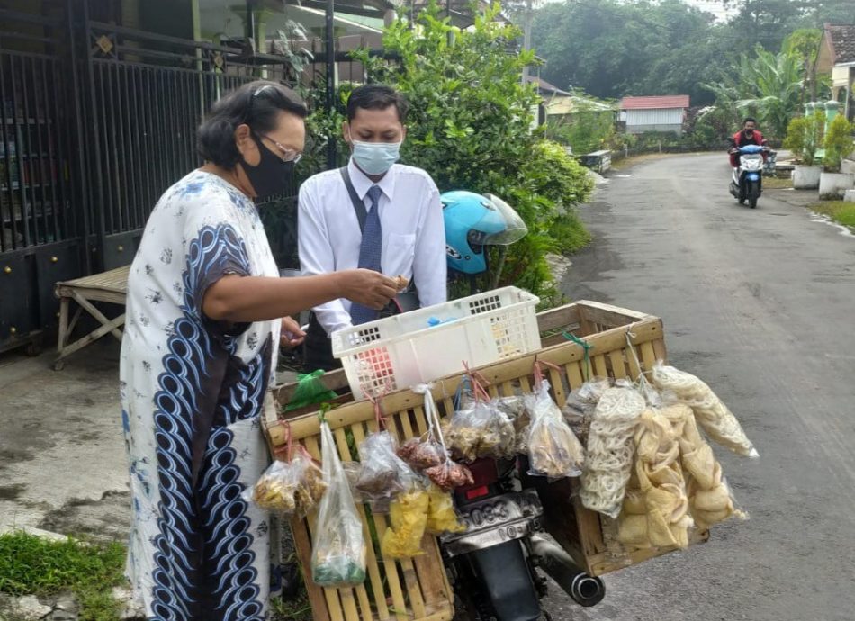 Detail Gambar Pedagang Sayur Keliling Nomer 38