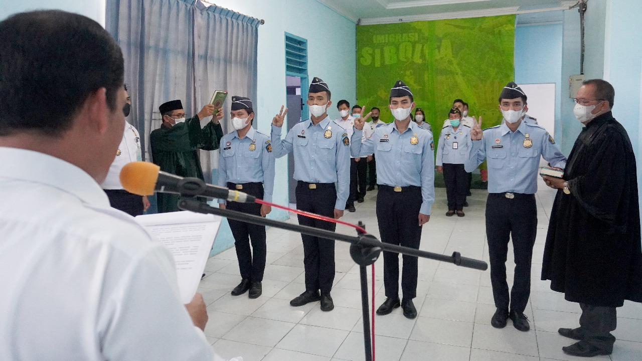 Detail Gambar Pegawai Kantor Sipil Nomer 9