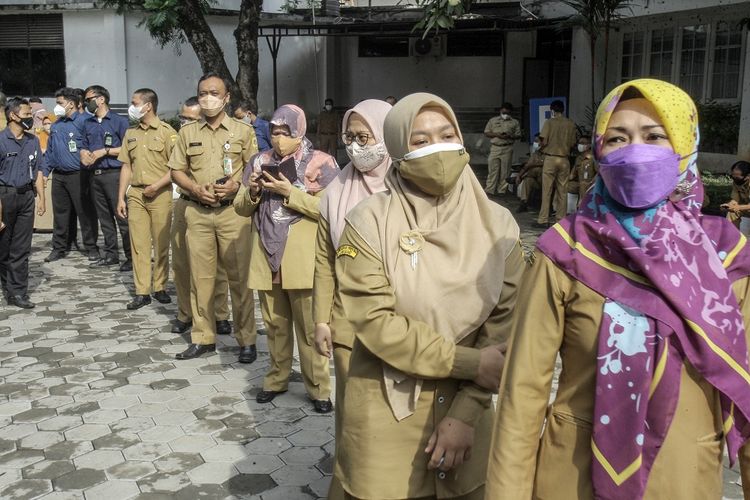 Detail Gambar Pegawai Kantor Sipil Nomer 10