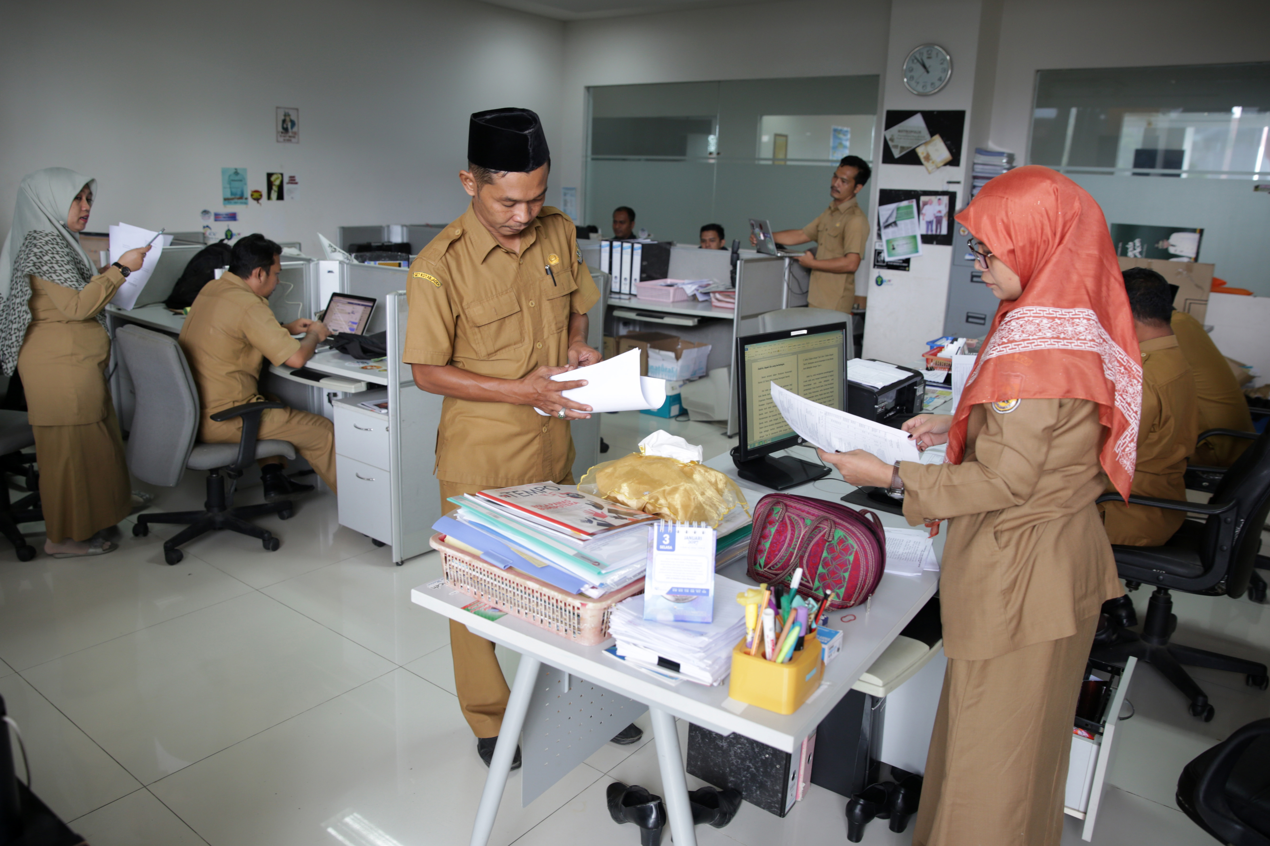 Detail Gambar Pegawai Negeri Sipil Kantor Nomer 2