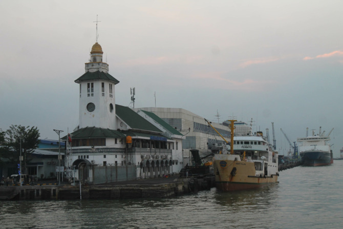 Detail Gambar Pelabuhan Tanjung Perak Nomer 6