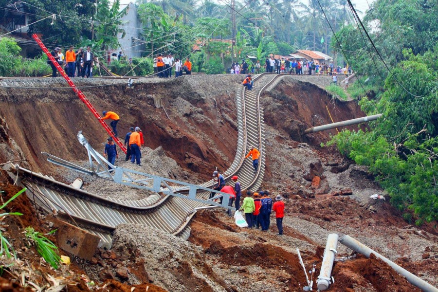 Detail Gambar Pelangi Gambar Tanah Longsor Nomer 32