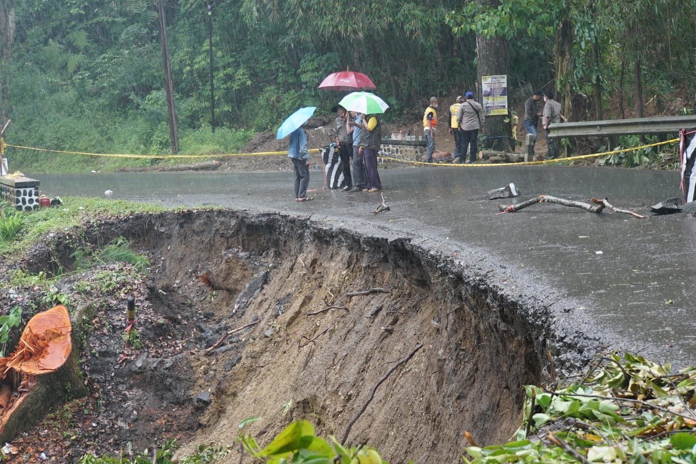 Detail Gambar Pelangi Gambar Tanah Longsor Nomer 33