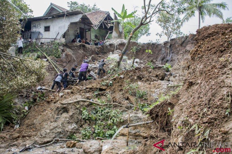 Detail Gambar Pelangi Gambar Tanah Longsor Nomer 40