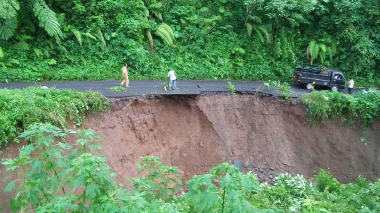 Detail Gambar Pelangi Gambar Tanah Longsor Nomer 41