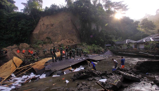 Detail Gambar Pelangi Gambar Tanah Longsor Nomer 6