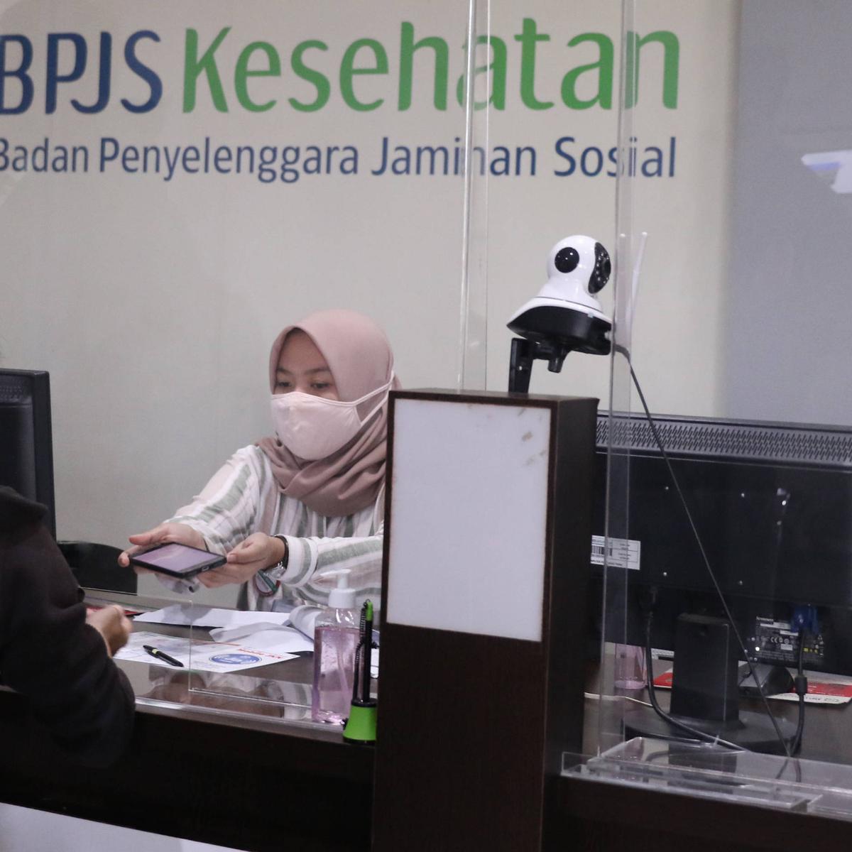 Detail Gambar Pelayan Kesehatan Depan Komputer Animasi Nomer 25