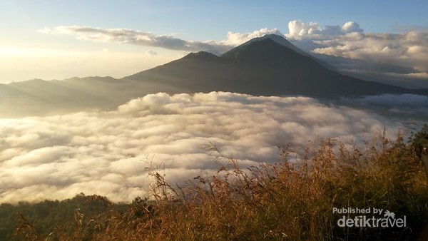 Detail Gambar Pemandangan Awan Dan Gunung Nomer 20