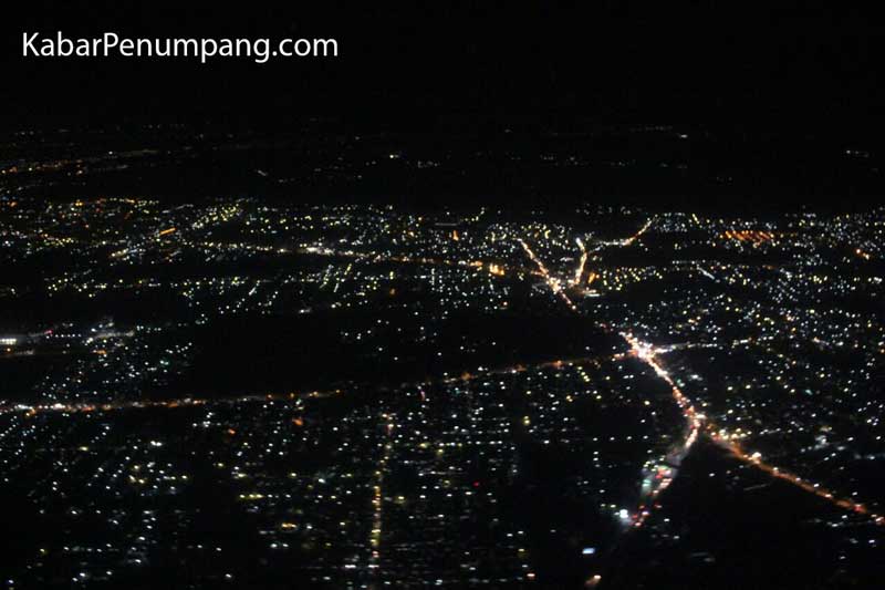 Detail Gambar Pemandangan Dari Jendela Pesawat Pada Saat Malam Nomer 18
