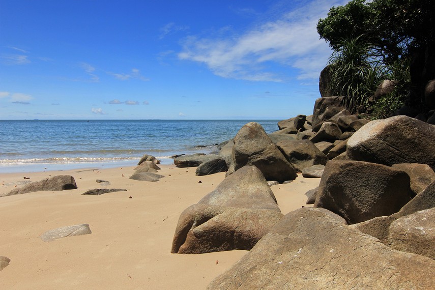 Detail Gambar Pemandangan Di Pinggir Pantai Nomer 46