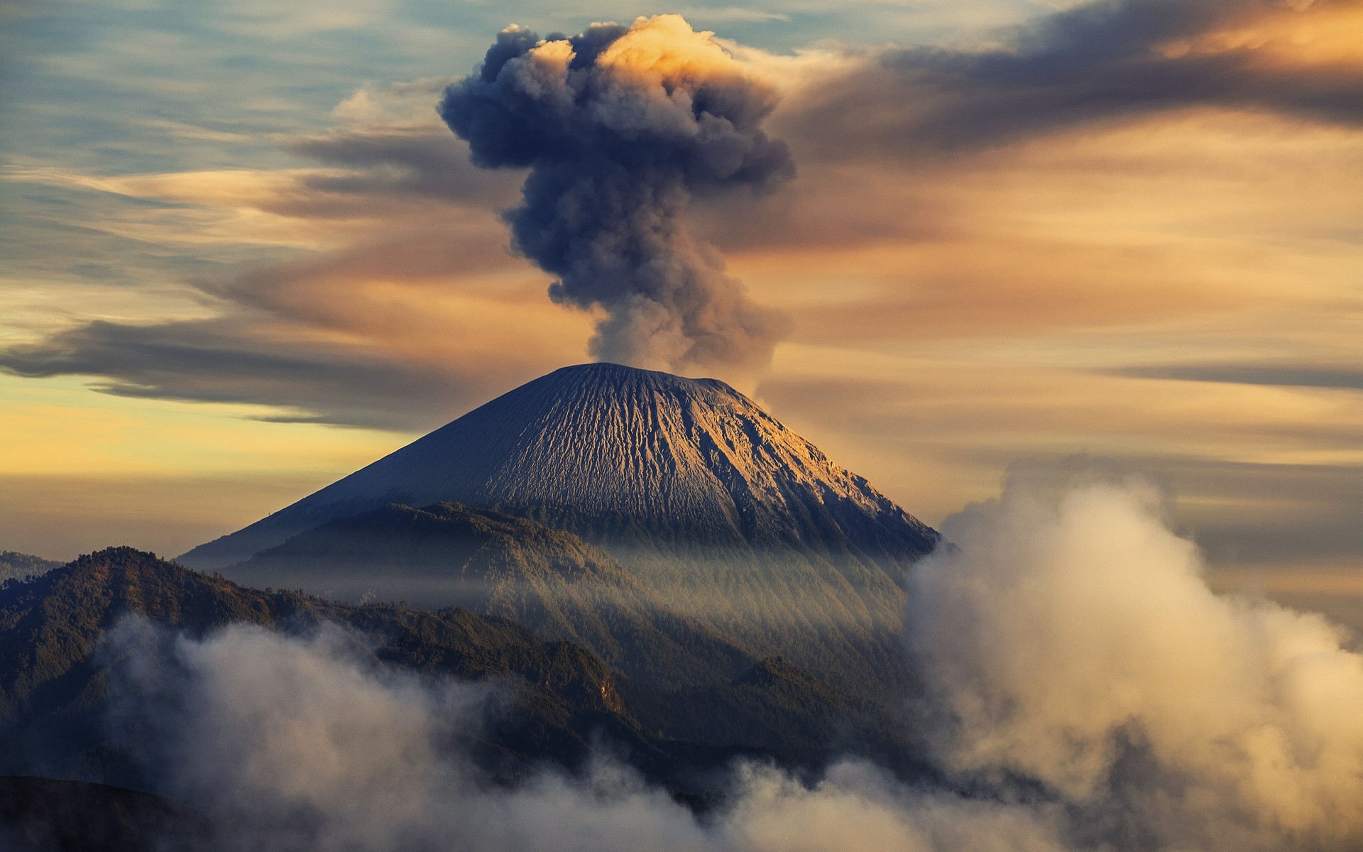 Detail Gambar Pemandangan Gunung Berapi Nomer 39