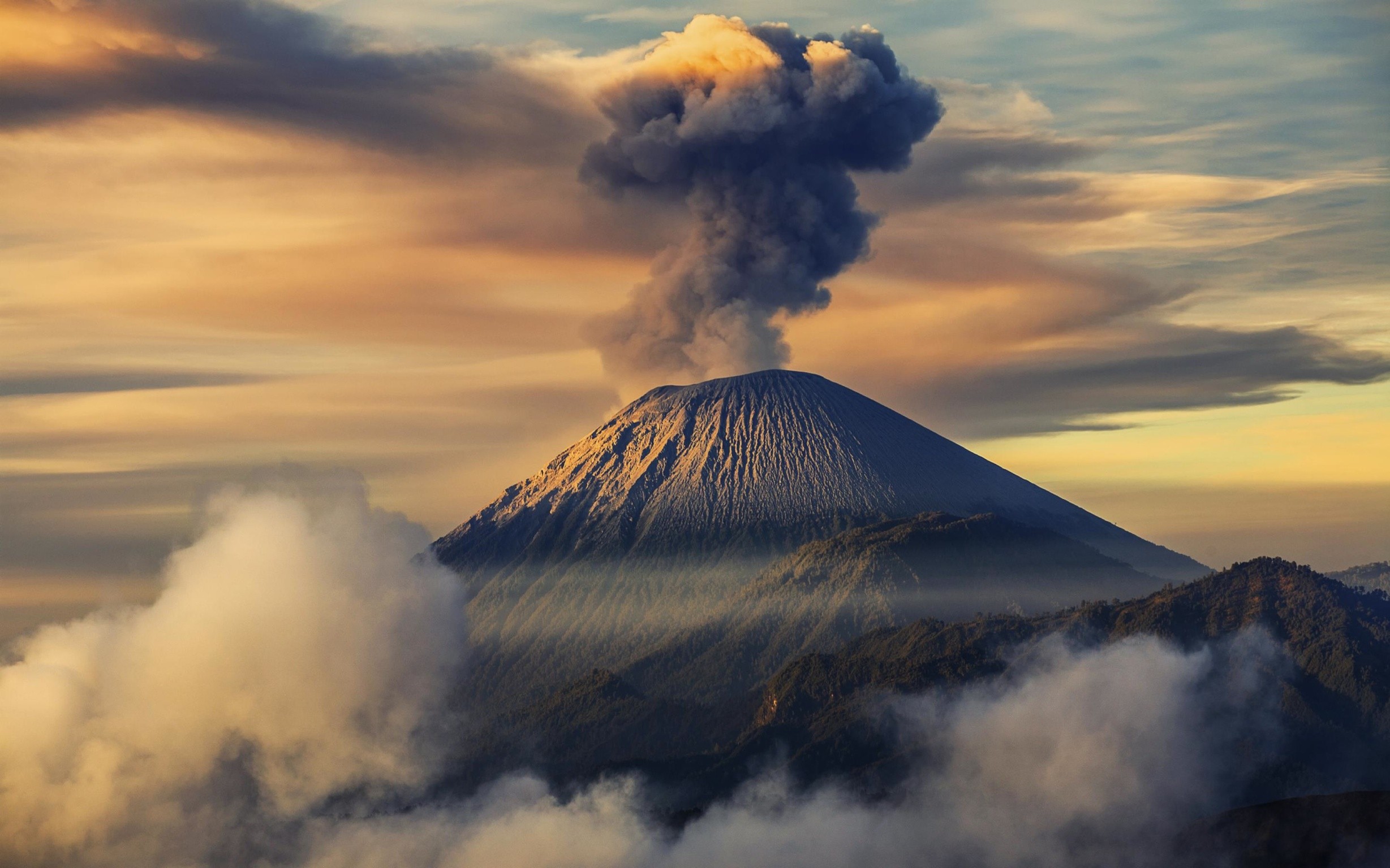 Detail Gambar Pemandangan Gunung Berapi Nomer 54