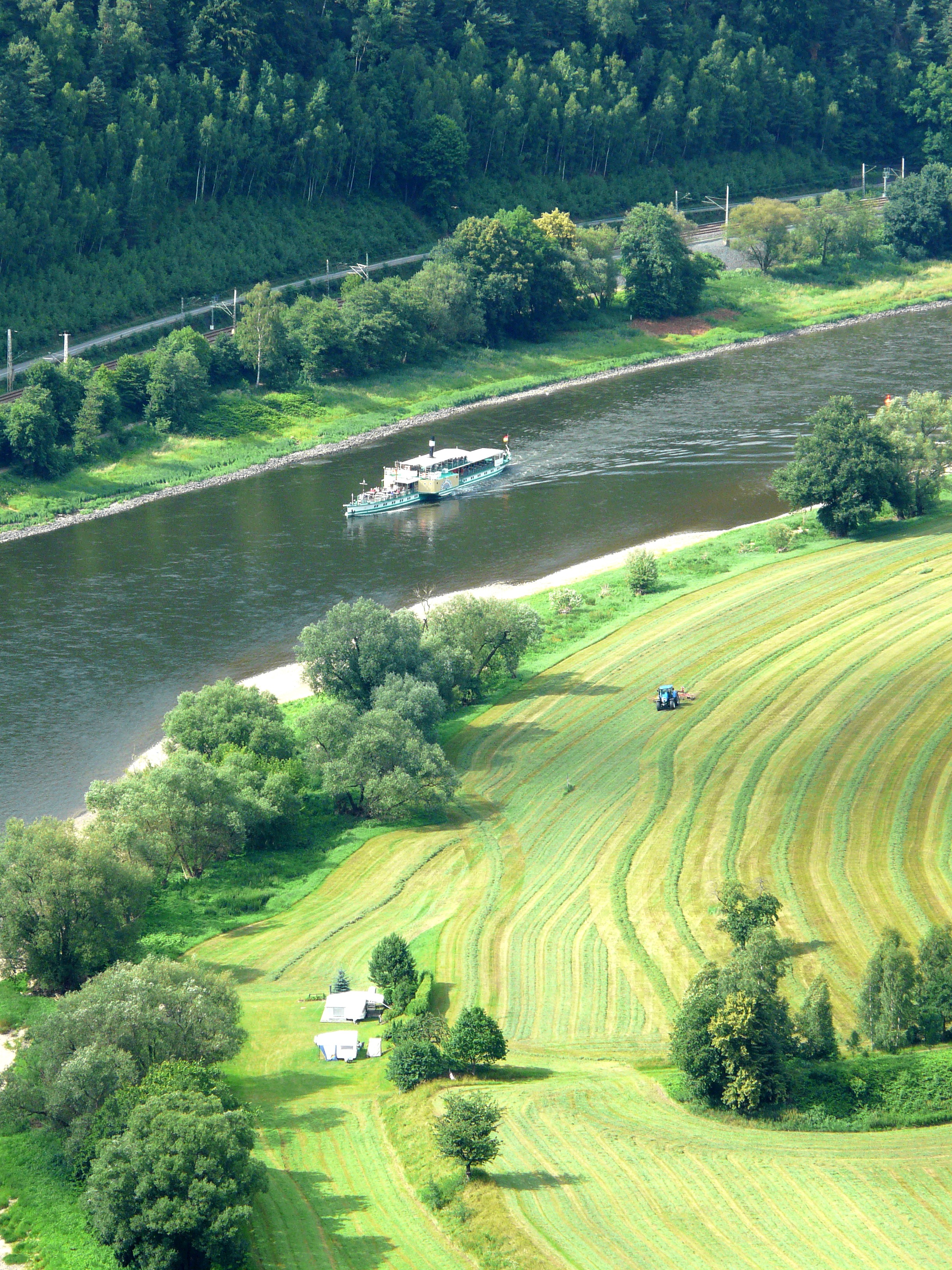 Detail Gambar Pemandangan Gunung Dan Sawah Asli Nomer 47