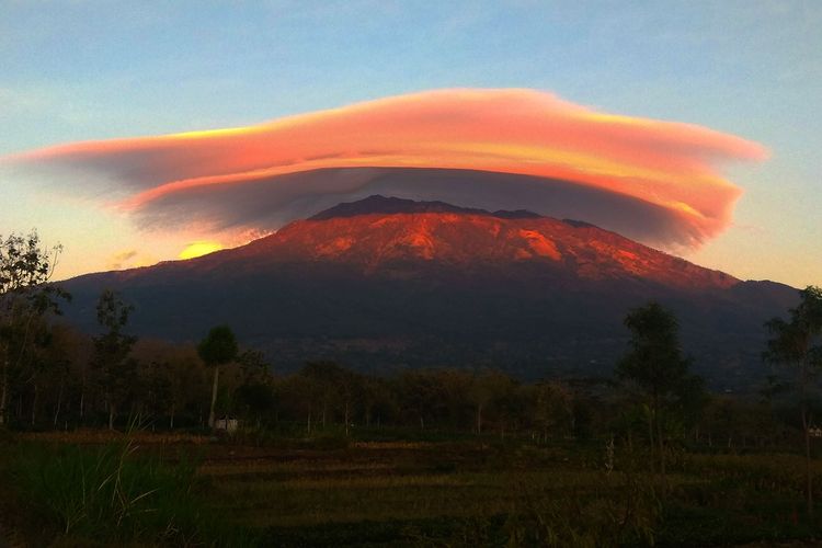 Detail Gambar Pemandangan Gunung Di Pagi Hari Nomer 24