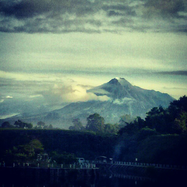 Detail Gambar Pemandangan Gunung Merapi Nomer 17