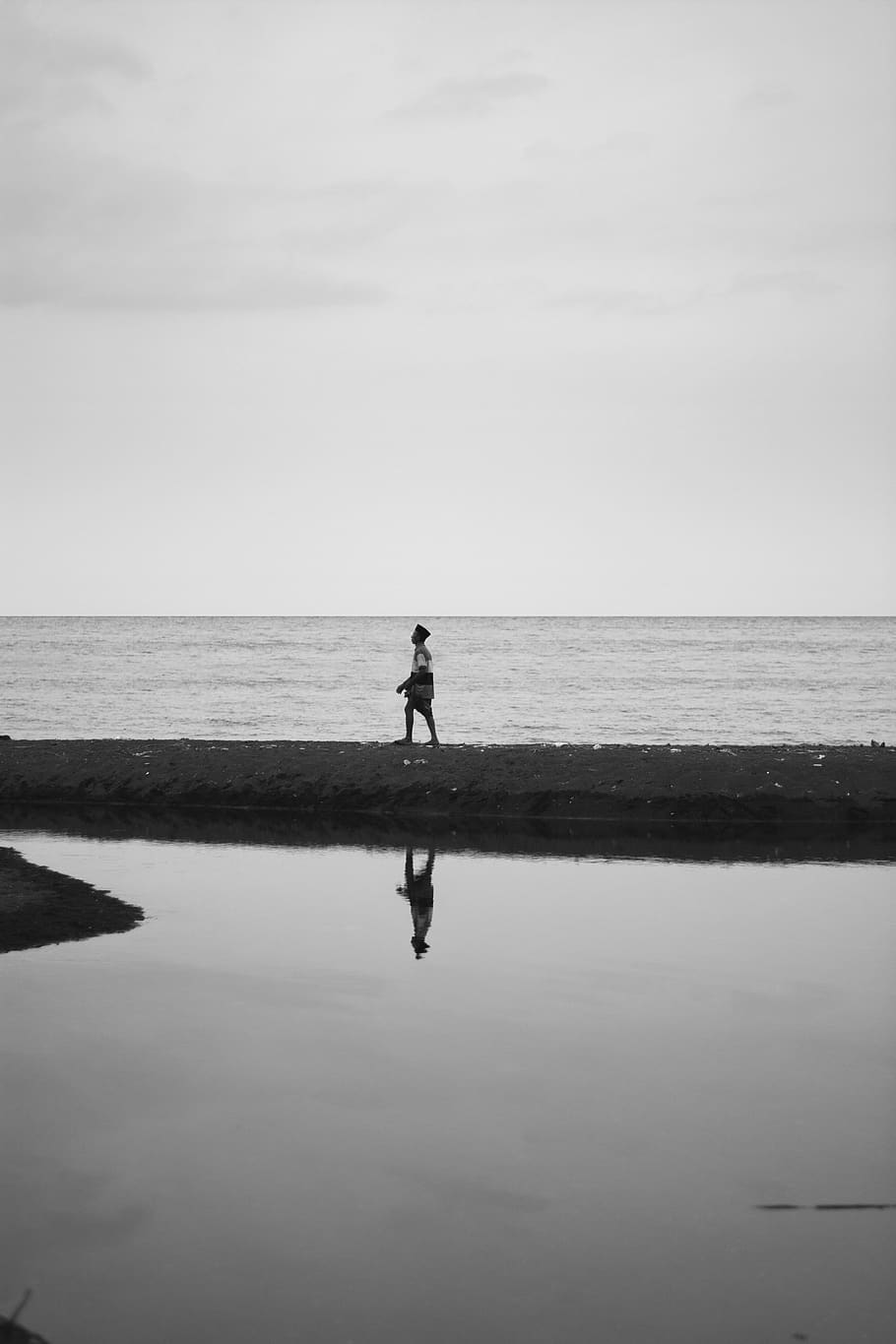 Detail Gambar Pemandangan Pantai Pakai Org Hitam Putih Nomer 41