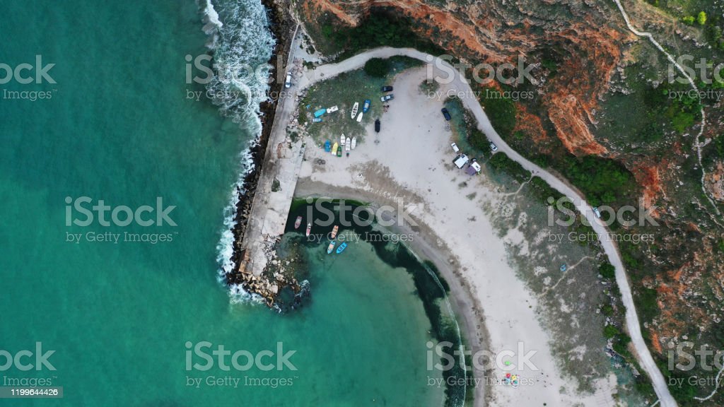 Detail Gambar Pemandangan Pantai Pakai Org Hitam Putih Nomer 45