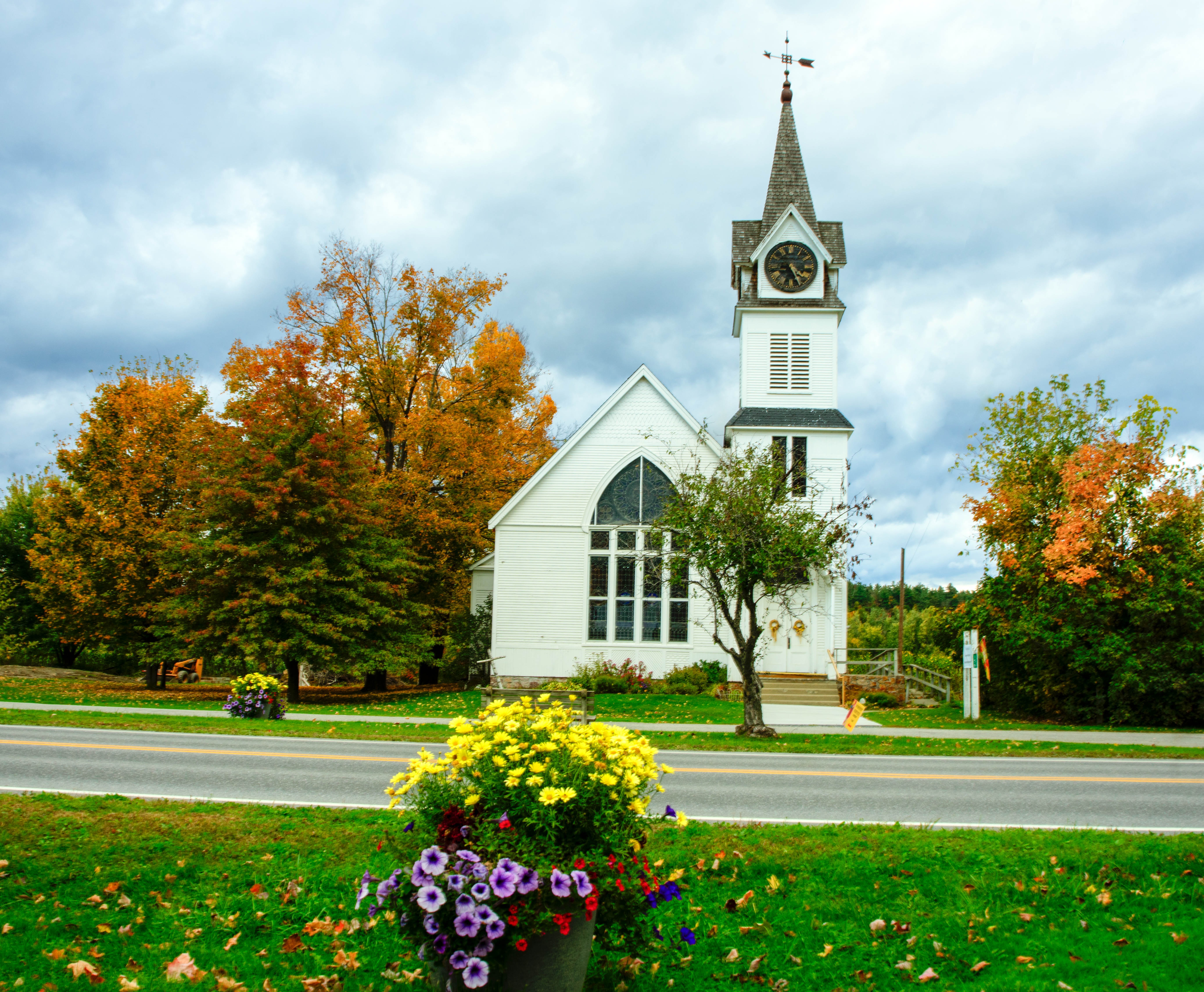 Detail Gambar Pemandangan Taman Gereja Nomer 2