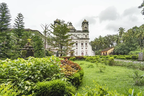 Detail Gambar Pemandangan Taman Gereja Nomer 15