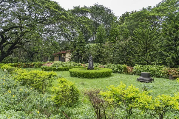 Detail Gambar Pemandangan Taman Gereja Nomer 50