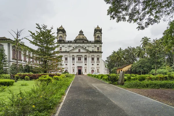 Detail Gambar Pemandangan Taman Gereja Nomer 51