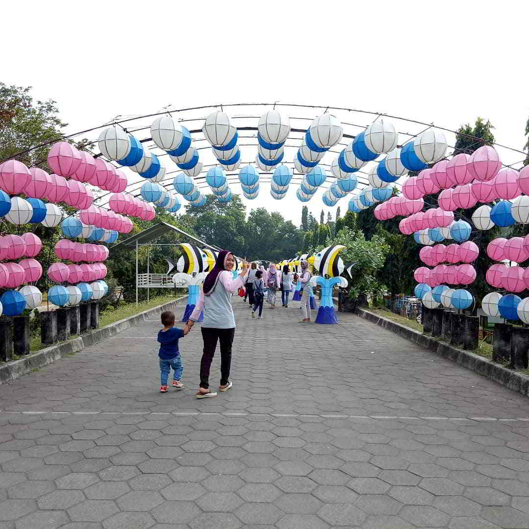 Detail Gambar Pemandangan Taman Lampion Nomer 21