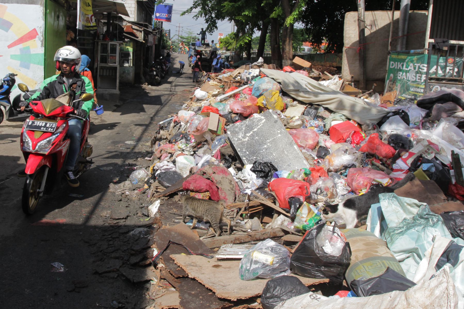 Detail Gambar Pembuangan Sampah Nomer 19