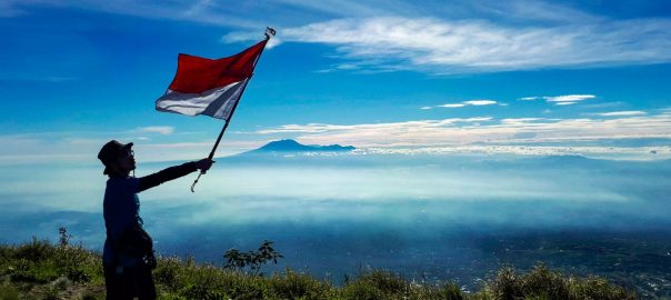 Detail Gambar Pengibaran Bendera Merah Putih Nomer 27