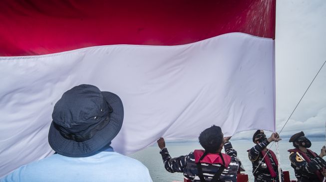 Detail Gambar Pengibaran Bendera Merah Putih Nomer 47