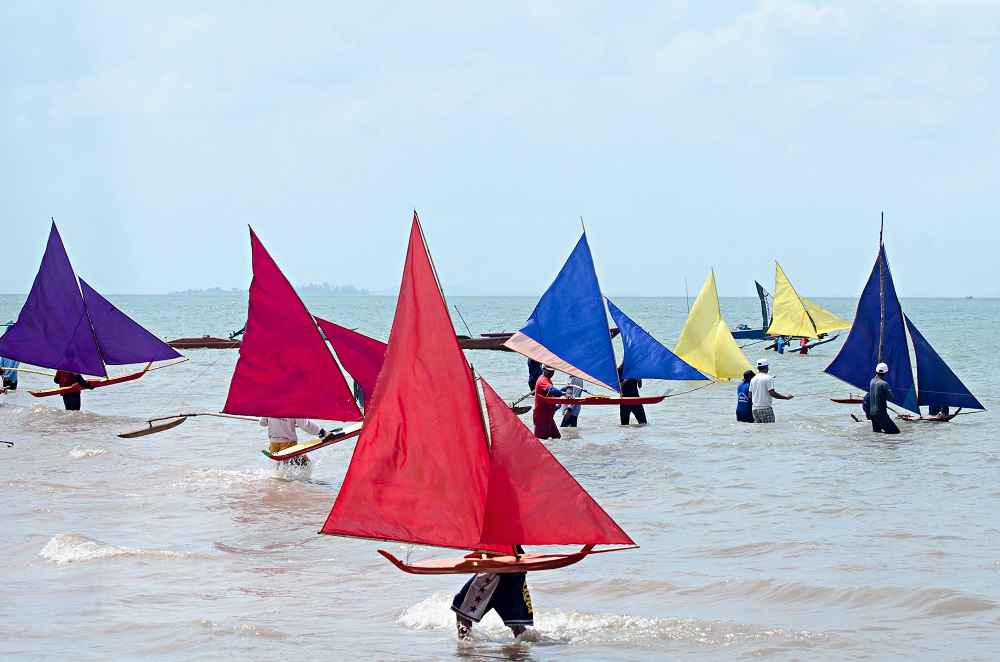 Detail Gambar Perahu Layar Tradisional Nomer 28