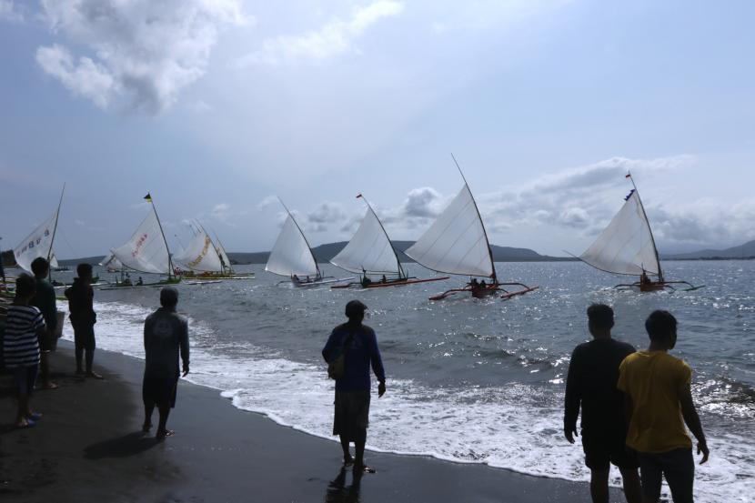 Detail Gambar Perahu Layar Tradisional Nomer 33