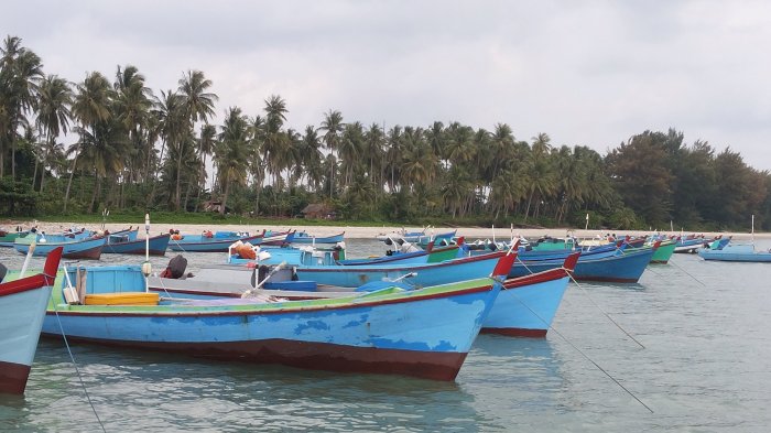 Detail Gambar Perahu Nelayan Di Laut Nomer 12