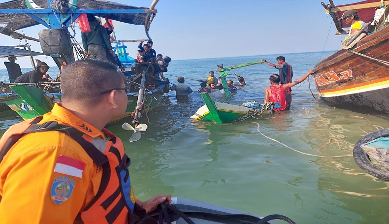 Detail Gambar Perahu Nelayan Di Laut Nomer 23