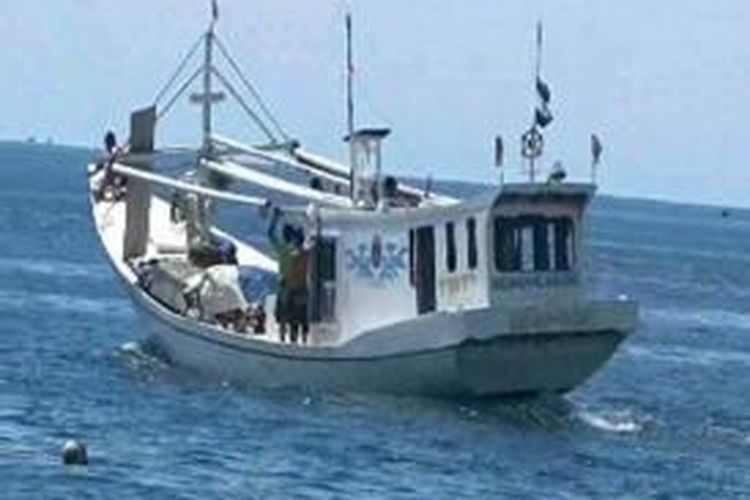 Detail Gambar Perahu Nelayan Di Laut Nomer 33