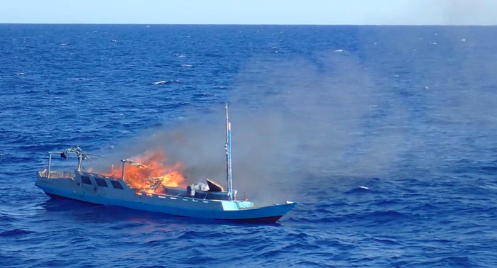 Detail Gambar Perahu Nelayan Di Laut Nomer 40