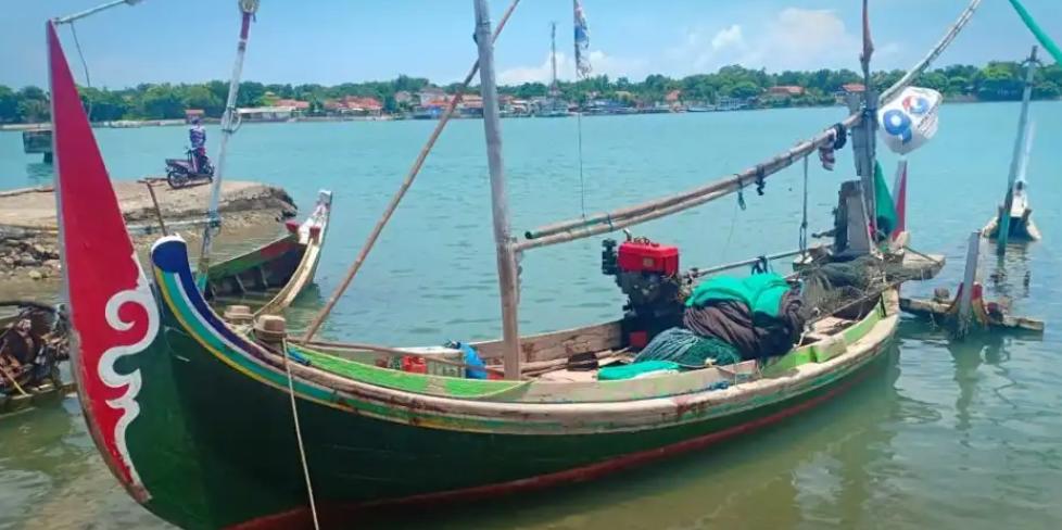 Detail Gambar Perahu Nelayan Tradisional Nomer 20